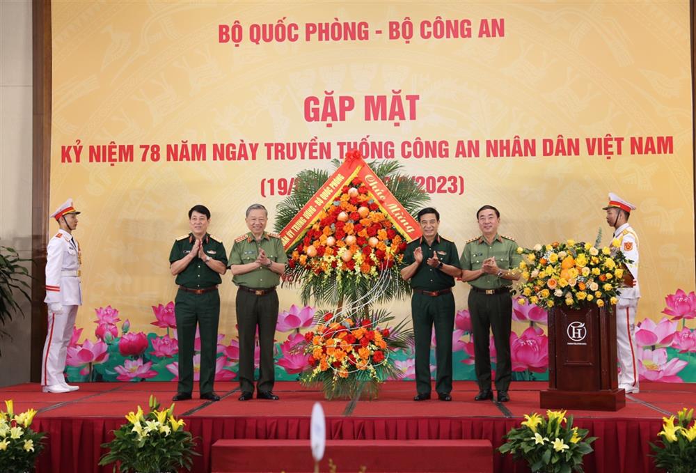 Bộ trưởng Bộ Quốc phòng Phan Văn Giang tặng hoa chúc mừng Bộ Công an.