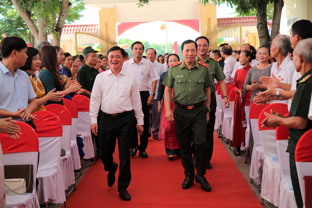 Các đồng chí lãnh đạo Bộ Công an và tỉnh Nghệ An về chung vui Ngày hội với bà con Nhân dân phường Nghi Thu