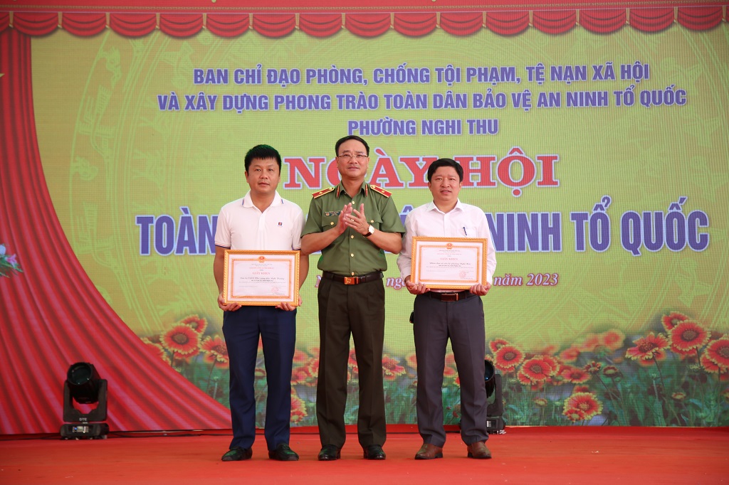 Đồng chí Thiếu tướng Phạm Thế Tùng, Giám đốc Công an tỉnh trao Giấy khen tặng các tập thể, cá nhân có thành tích xuất sắc trong phong trào toàn dân bảo vệ ANTQ