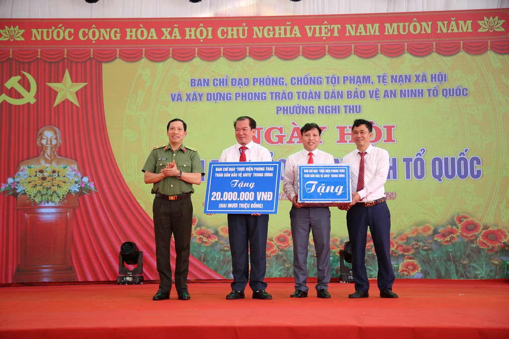 Ban Chỉ đạo thực hiện phong trào Toàn dân bảo vệ an ninh Tổ quốc Trung ương tặng phường Nghi Thu 20 triệu đồng