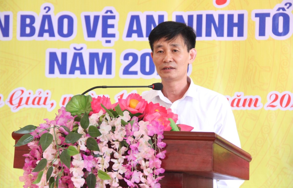 Đại diện lãnh đạo chính quyền huyện Quế Phong phát biểu tại Ngày hội