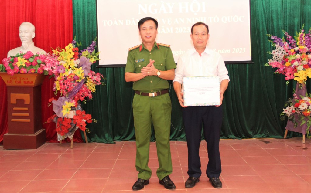 Đồng chí Đại tá Nguyễn Duy Thanh, Phó Giám đốc Công an tỉnh trao quà tặng chính quyền và bà con Nhân dân xã Châu Bình