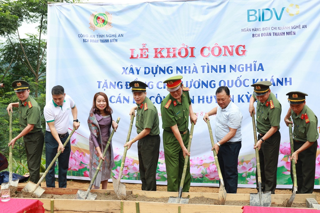 Các đại biểu và đại diện gia đình đồng chí Lương Quốc Khánh thực hiện nghi thức khởi công xây dựng nhà tình nghĩa