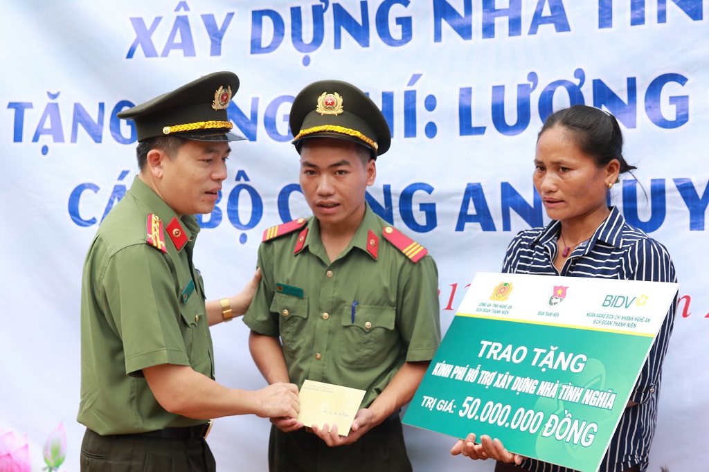 Đồng chí Đại tá Trần Hồng Quang, Phó Giám đốc Công an tỉnh tặng quà động viên đồng chí Lương Quốc Khánh