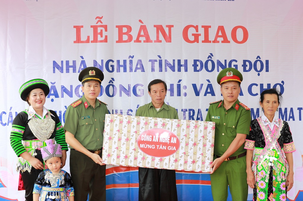 Đồng chí Đại tá Trần Hồng Quang, Phó Giám đốc Công an tỉnh tặng quà gia đình đồng chí Và Bá Chơ