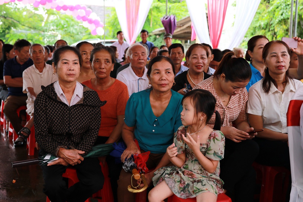 Đông đảo bà con Nhân dân xã Cẩm Sơn tham dự Ngày hội