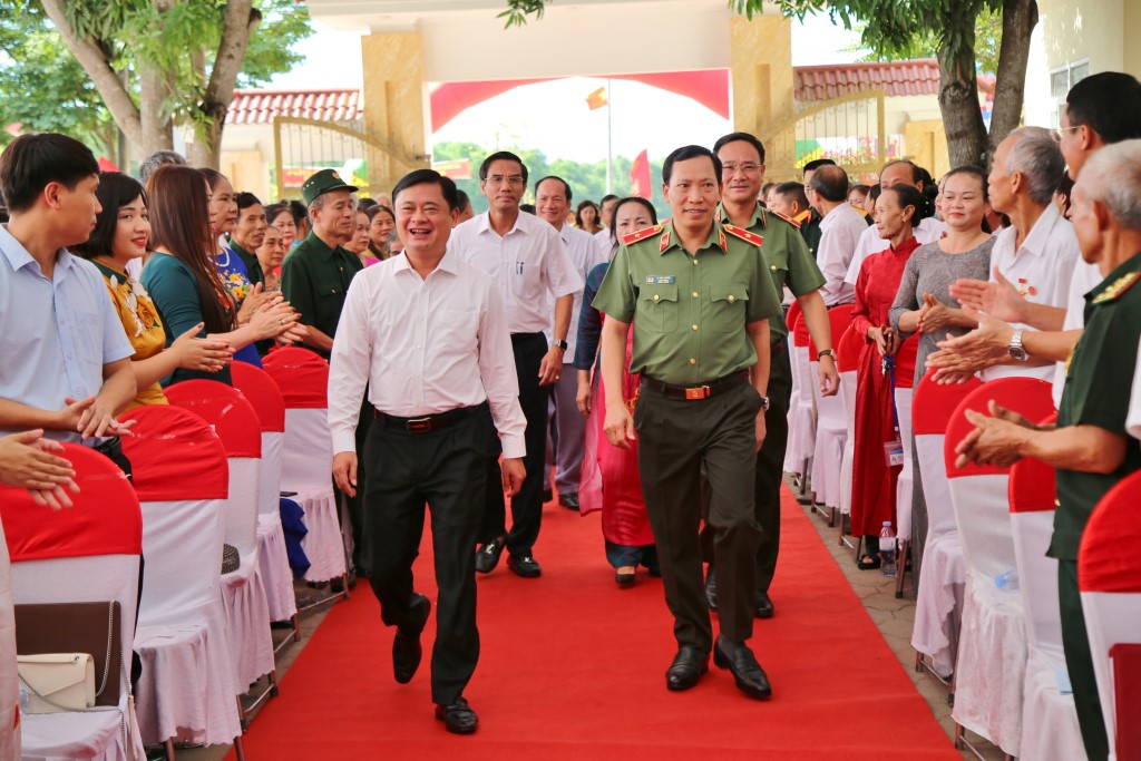 Các đồng chí lãnh đạo Bộ Công an và tỉnh Nghệ An về chung vui Ngày hội với bà con Nhân dân phường Nghi Thu