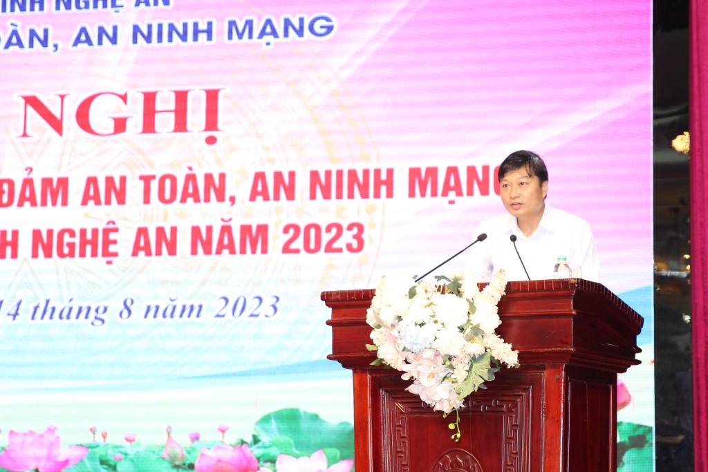 Đồng chí Lê Hồng Vinh - Ủy viên Ban Thường vụ Tỉnh ủy, Phó Chủ tịch Thường trực UBND tỉnh phát biểu tại Hội nghị