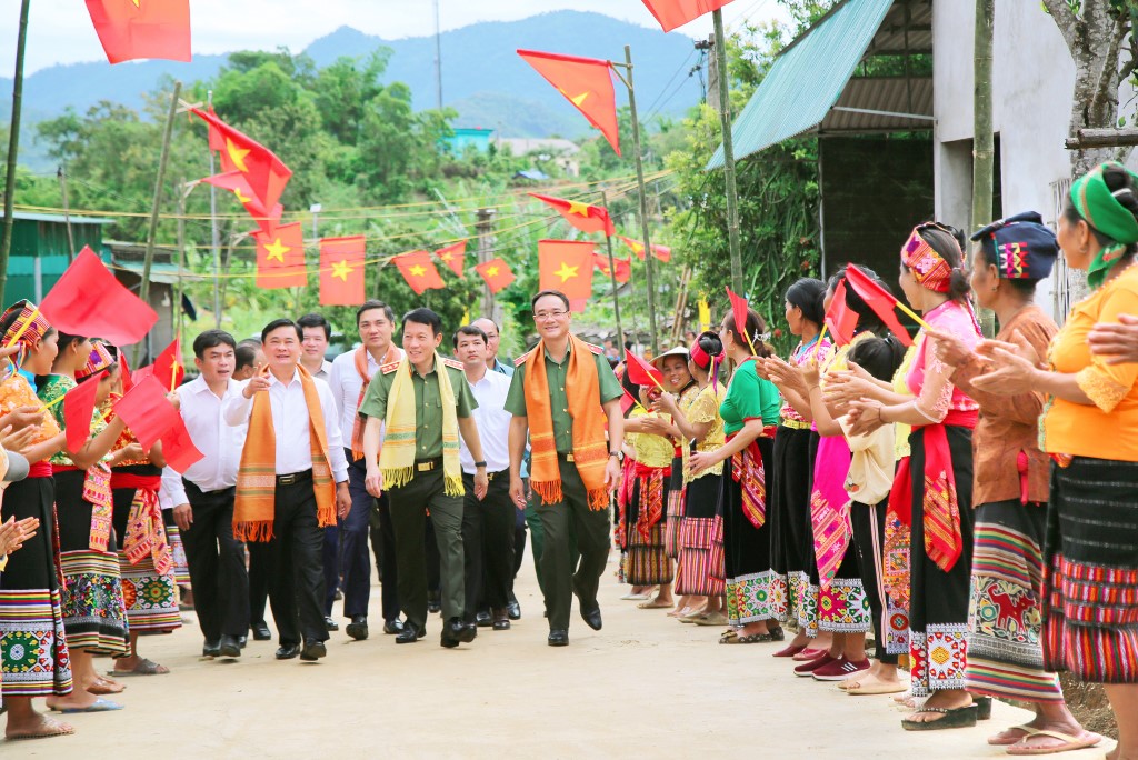 Các đồng chí Lãnh đạo Bộ Công an và tỉnh Nghệ An chung vui với bà con Nhân dân xã Châu Khê, huyện Con Cuông khi được hỗ trợ nhà ở