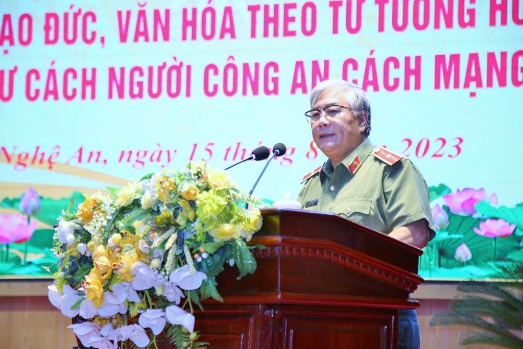 Đồng chí Thiếu tướng, Phó giáo sư, Tiến sĩ Nguyễn Bình Ban, nguyên Viện trưởng Viện lịch sử Công an nhân dân trao đổi các nội dung của Hội nghị