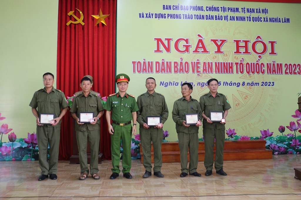 Đồng chí Đại tá Trần Ngọc Tuấn, Phó Giám đốc Công an tỉnh trao tặng Kỷ niệm chương “Bảo vệ ANTQ” cho các cá nhân