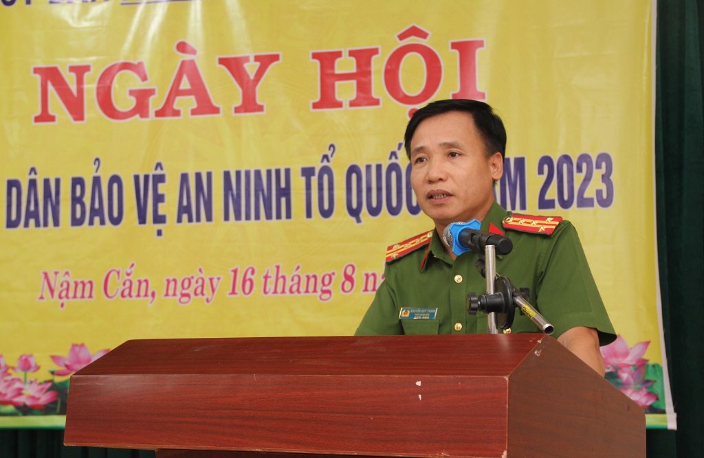 Đồng chí Đại tá Nguyễn Duy Thanh, Phó Giám đốc Công an tỉnh phát biểu tại Ngày hội toàn dân bảo vệ an ninh Tổ quốc xã Nậm Cắn