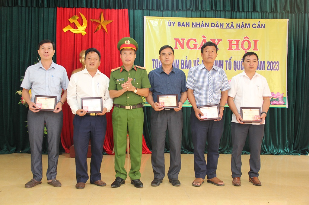 Khen thưởng các điển hình tiên tiến trong phong trào toàn dân bảo vệ an ninh Tổ quốc huyện Kỳ Sơn và xã Nậm Cắn
