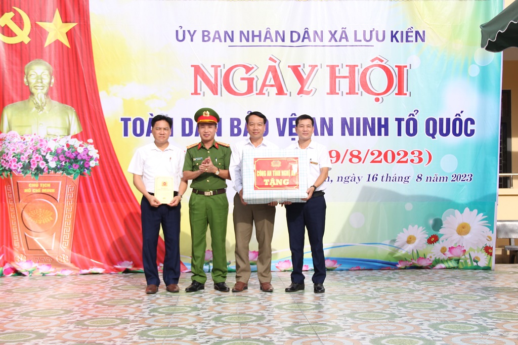 Đồng chí Đại tá Nguyễn Duy Thanh, Phó Giám đốc Công an tỉnh trao quà tặng chính quyền và bà con Nhân dân xã Lưu Kiền