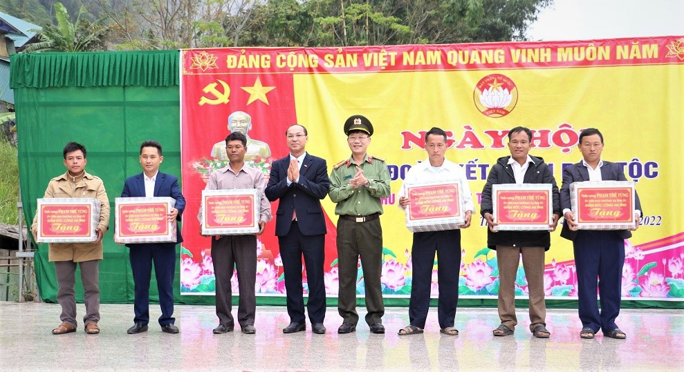 Lãnh đạo Công an tỉnh trao quà tặng người dân tại Ngày hội Đại đoàn kết toàn dân tộc ở bản Tiền Tiêu, Nậm Cắn, Kỳ Sơn