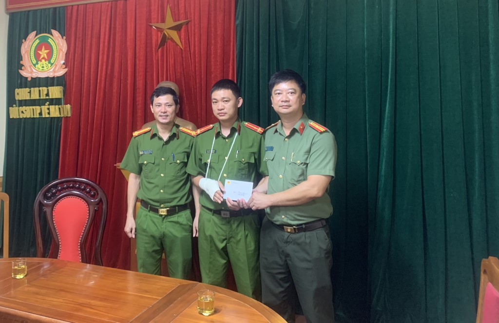 Đoàn công tác của Công an tỉnh Nghệ An đã thăm hỏi, tặng quà và động viên đồng chí Thượng úy Nguyễn Hữu Cường