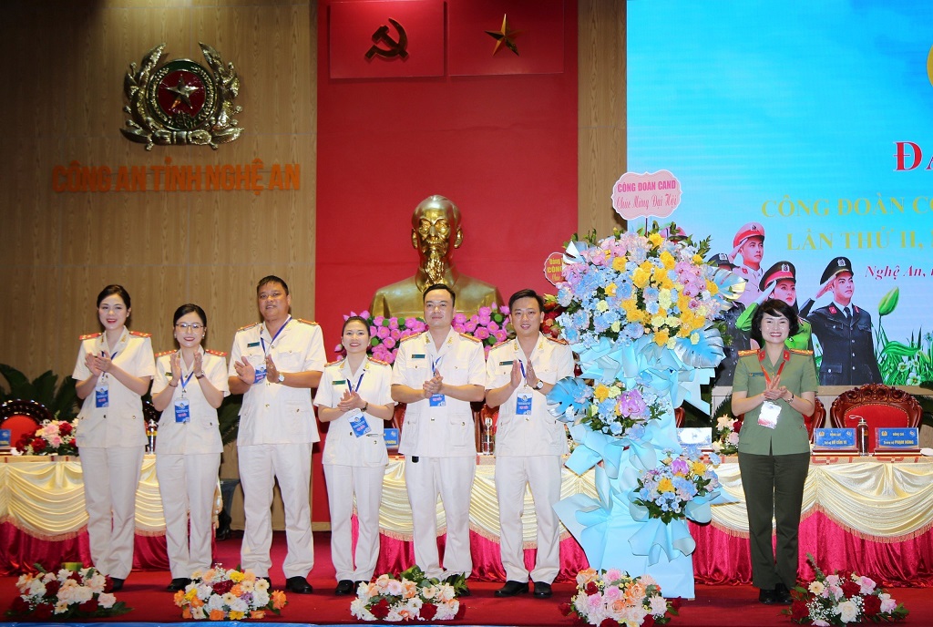 Đồng chí Thượng tá Công Thanh Thảo, Trưởng ban Công đoàn Công an Nhân dân tặng lẵng hoa chúc mừng thành công Đại hội