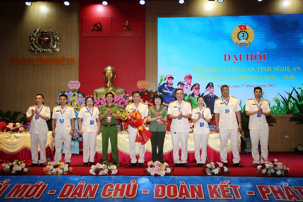 Các đại biểu tham dự Đại hội Công đoàn Công an Nghệ An nhiệm kỳ 2023 - 2028 dâng hoa, báo công tại Quảng trường Hồ Chí Minh.
