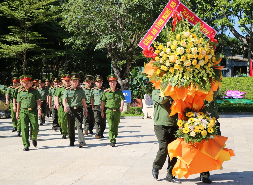   Đoàn đại biểu Công an tỉnh dâng hoa, dâng hương tưởng niệm Chủ tịch Hồ Chí Minh tại Khu di tích đặc biệt Kim Liên