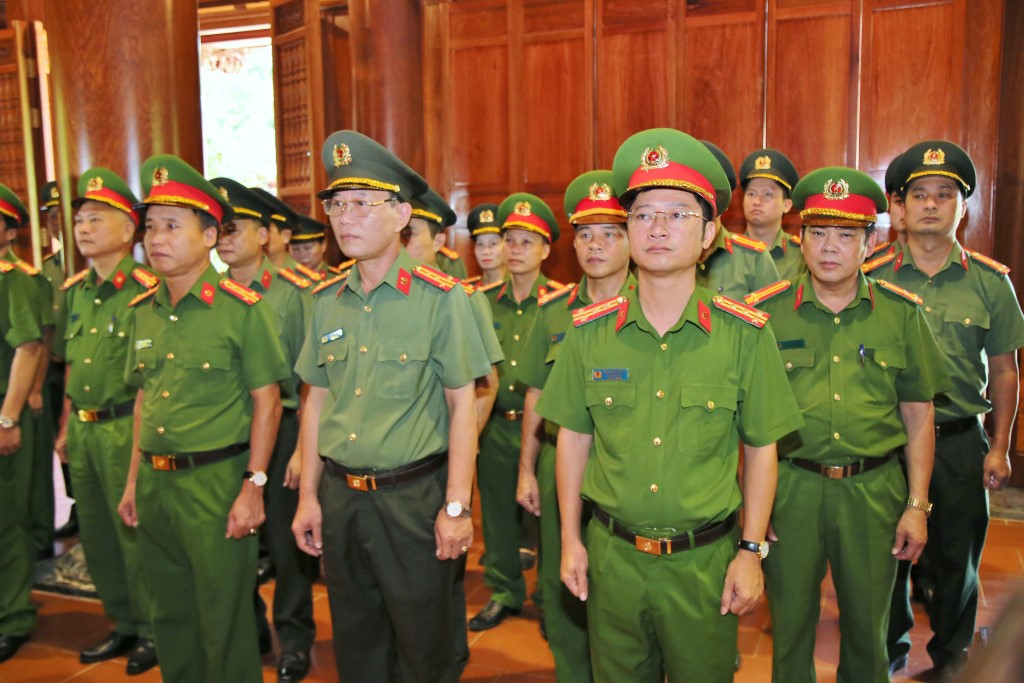 Các đồng chí Lãnh đạo Công an tỉnh bày tỏ lòng biết ơn và sự kính trọng sâu sắc đối với Chủ tịch Hồ Chí Minh