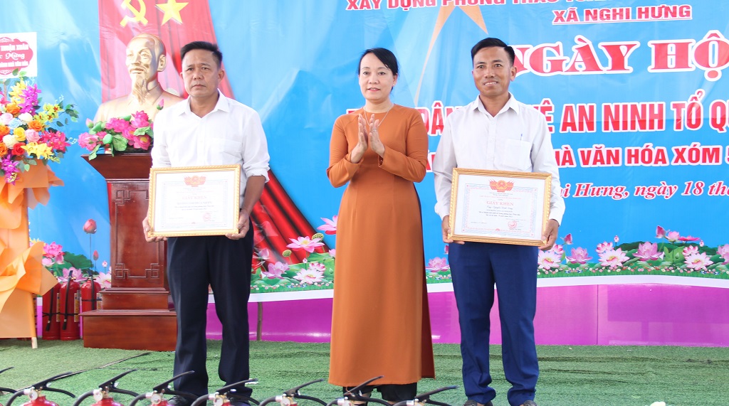 Khen thưởng các điển hình tiên tiến trong phong trào toàn dân bảo vệ ANTQ xã Nghi Hưng