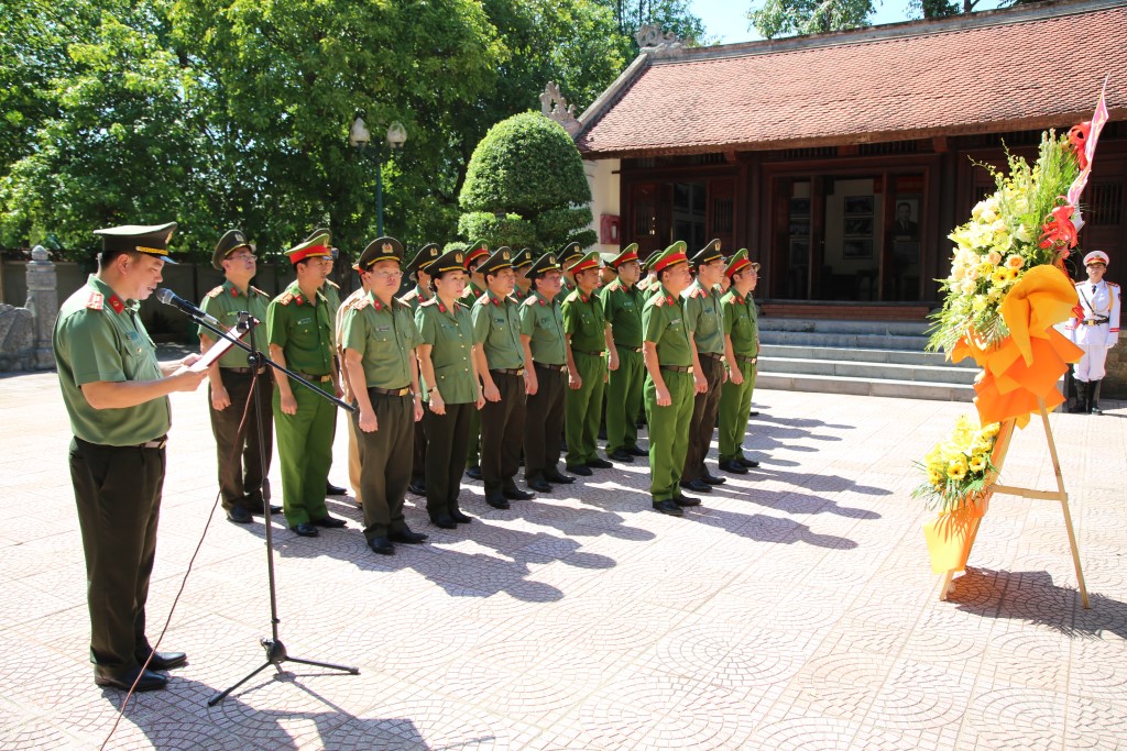 Đoàn đại biểu Công an tỉnh dâng hoa, dâng hương tại Nhà tưởng niệm đồng chí Trần Quốc Hoàn
