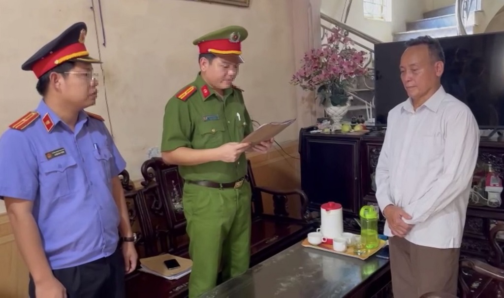Cơ quan Cảnh sát điều tra Công an huyện Yên Thành thi hành lệnh bắt bị can để tạm giam đối với ông Nguyễn Văn Thạch