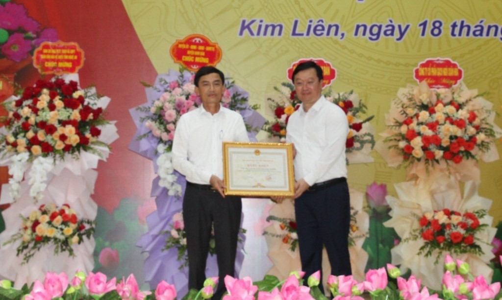Đồng chí Nguyễn Đức Trung - Phó Bí thư Tỉnh uỷ, Chủ tịch UBND tỉnh trao Bằng khen tặng Đảng bộ, chính quyền và Nhân dân xã Kim Liên
