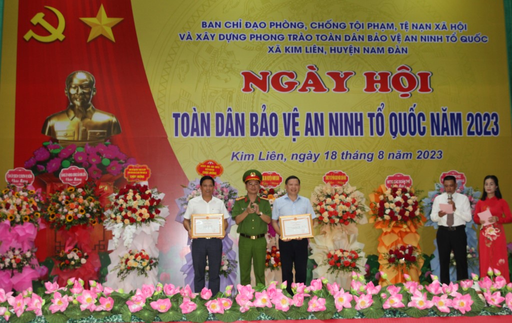 Đồng chí Đại tá Trần Ngọc Tuấn - Phó Giám đốc Công an tỉnh trao Giấy khen của Giám đốc Công an tỉnh tặng 2 tập thể, cá nhân có thành tích trong phong trào toàn dân bảo vệ ANTQ