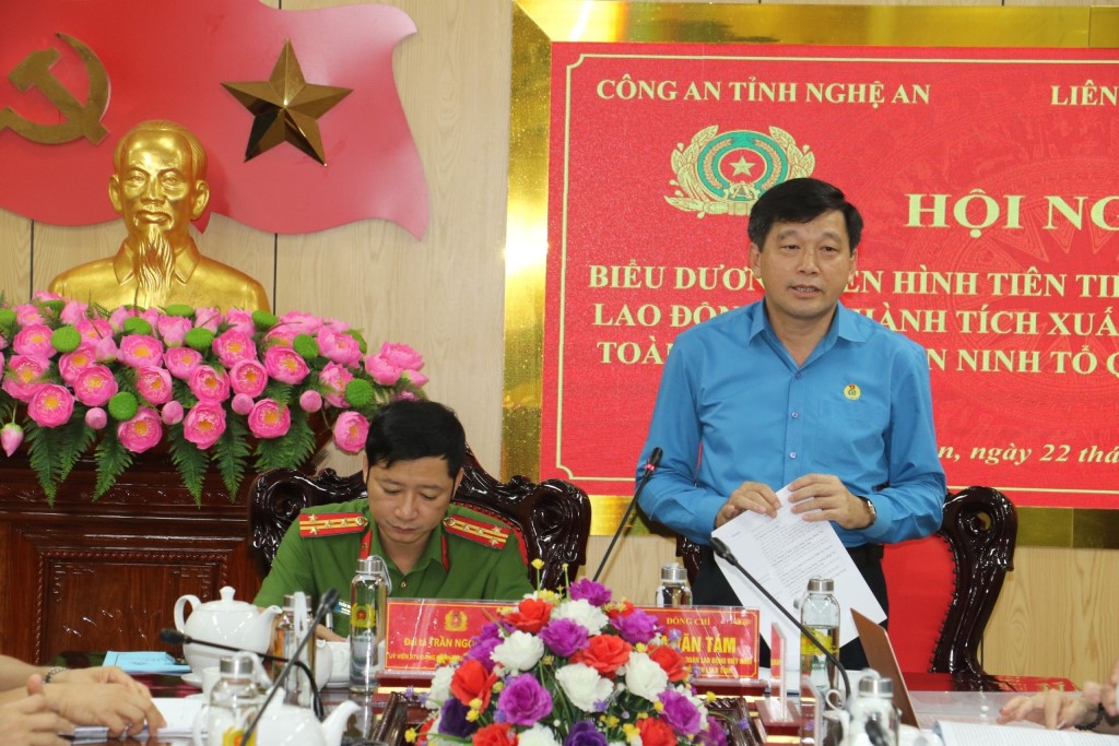 Đồng chí Kha Văn Tám - Uỷ viên Ban Chấp hành Đảng bộ tỉnh, Chủ tịch Liên đoàn lao động tỉnh điều hành phần tham luận