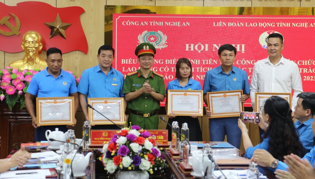 Đồng chí Đại tá Trần Ngọc Tuấn - Phó Giám đốc Công an tỉnh tặng Giấy khen cho 5 cá nhân có thành tích xuất sắc trong phong toàn dân bảo vệ ANTQ giai đoạn 2018 - 2023