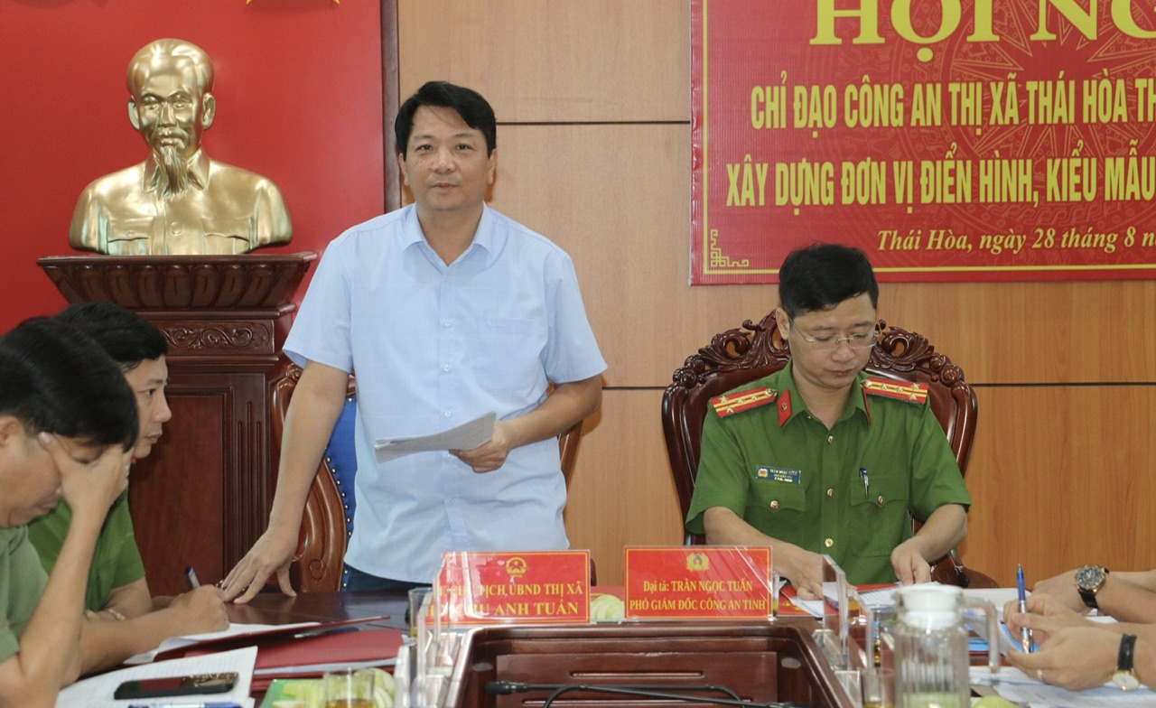 Đồng chí Chu Anh Tuấn – Chủ tịch UBND TX Thái Hòa biểu dương những kết quả đạt được trong thời gian vừa qua
