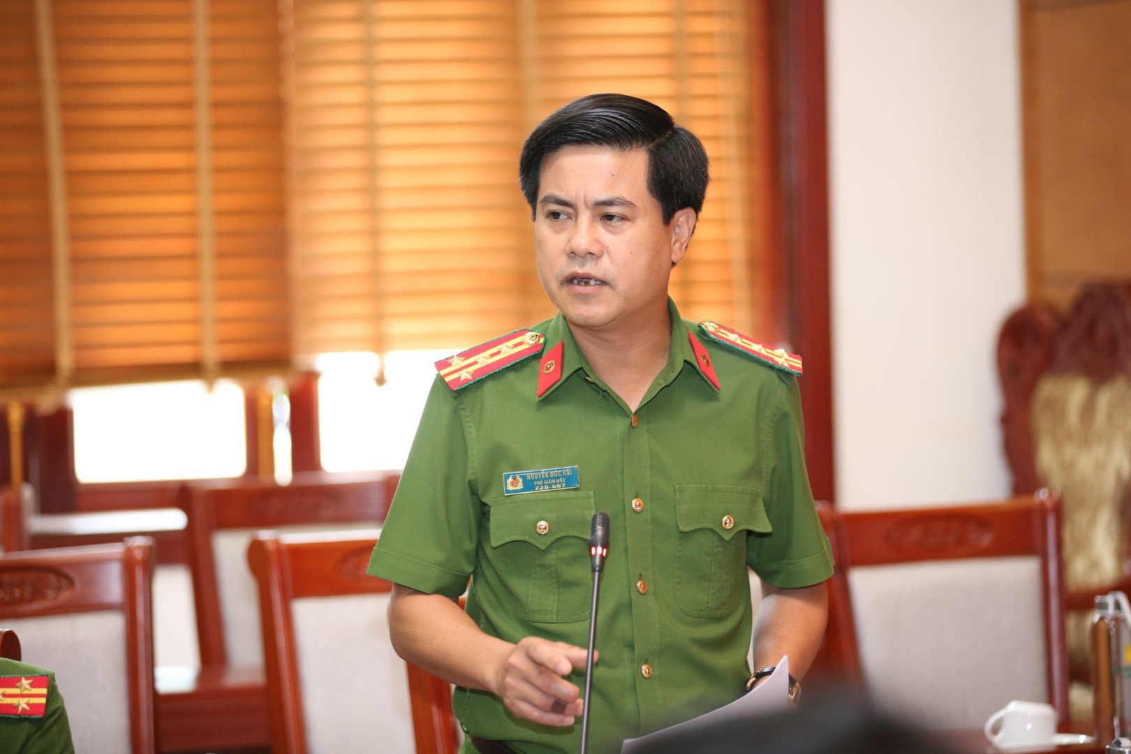 Đồng chí Đại tá Nguyễn Đức Hải, Phó Bí thư Đảng ủy, Phó Giám đốc phát biểu tại hội nghị