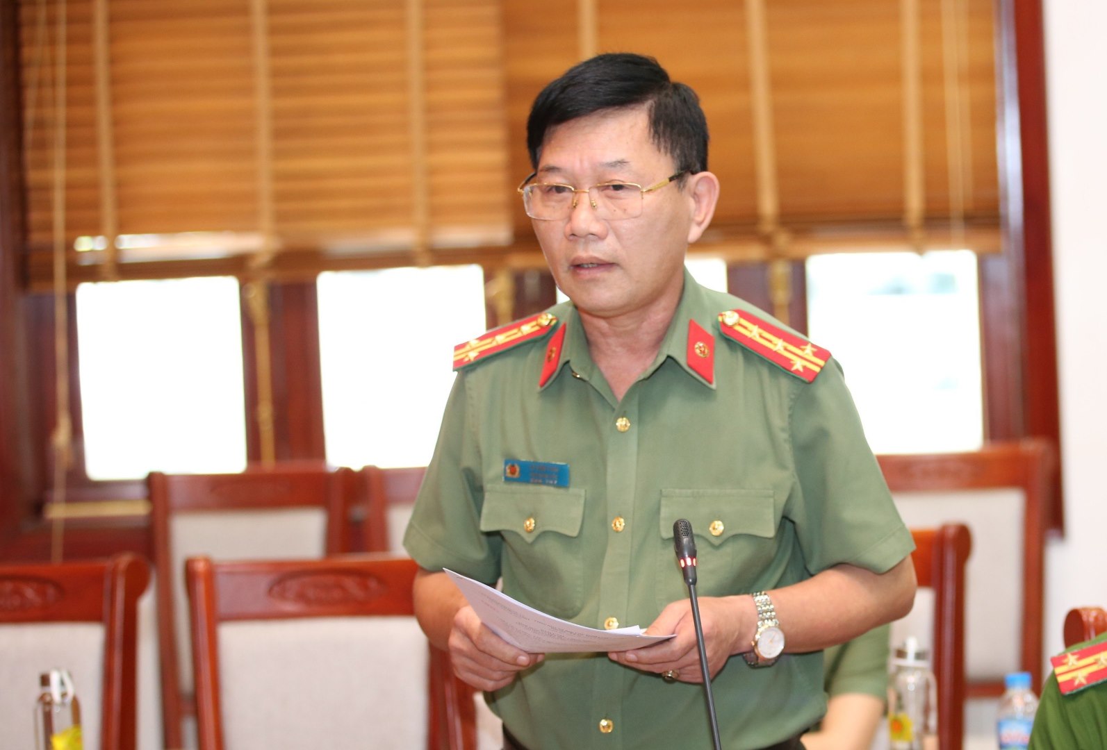 Đồng chí Đại tá Lê Văn Thái, Phó Giám đốc Công an tỉnh phát biểu tại hội nghị