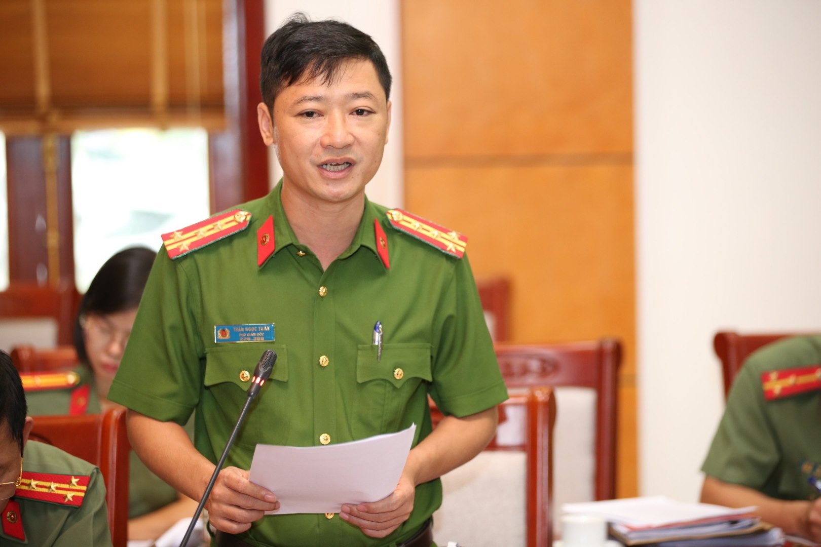 Đồng chí Đại tá Trần Ngọc Tuấn, Phó Giám đốc Công an tỉnh phát biểu tại hội nghị