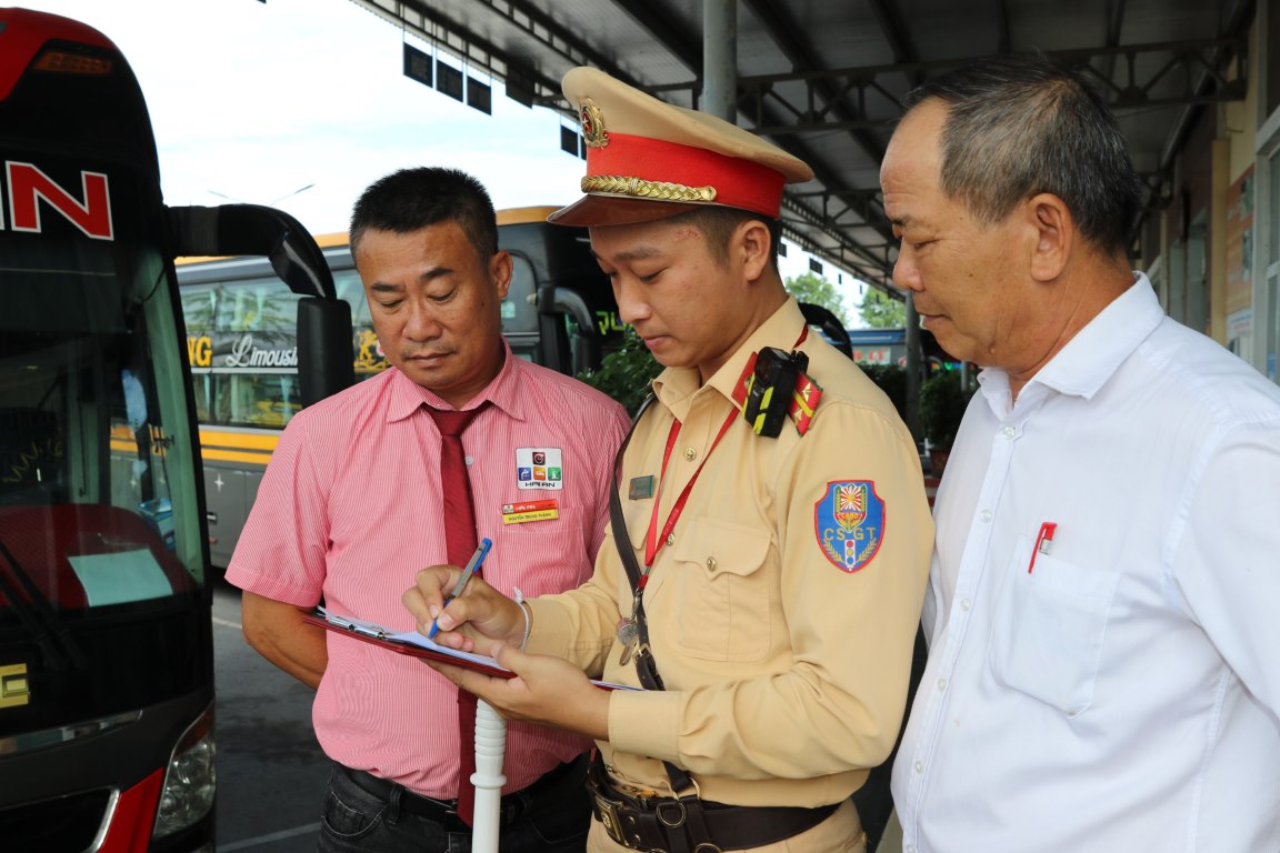 Lực lượng Cảnh sát giao tuyên truyền, ký cam kết tại Bến xe Bắc Vinh