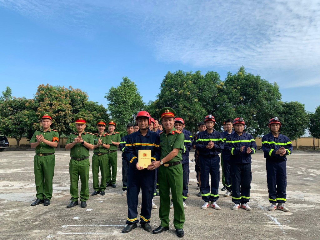 Đồng chí Đại tá Nguyễn Duy Thanh, Phó Giám đốc Công an tỉnh trao quà động viên Đội tuyển Công an tỉnh tham gia Hội thi