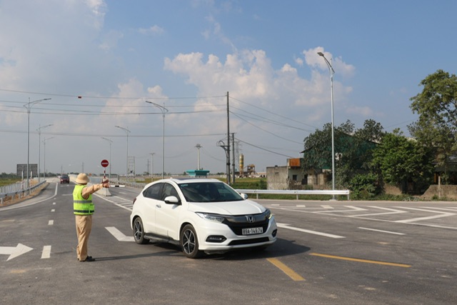 Hướng dẫn, điều tiết người dân tham gia giao thông cao tốc Nghi Sơn - Diễn Châu nối hai tỉnh Thanh Hóa và Nghệ An