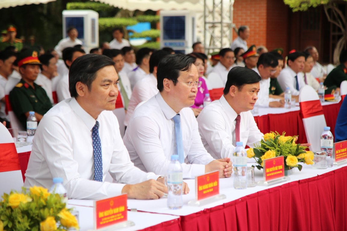 Các đồng chí Lãnh đạo tỉnh Nghệ An tham dự buổi lễ