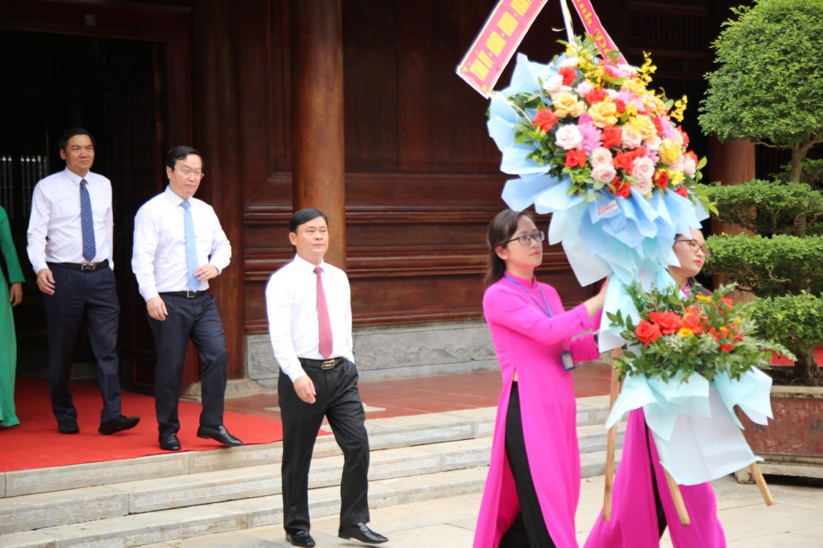 Các đồng chí Lãnh đạo tỉnh Nghệ An dâng hoa lên anh linh Chủ tịch Hồ Chí Minh