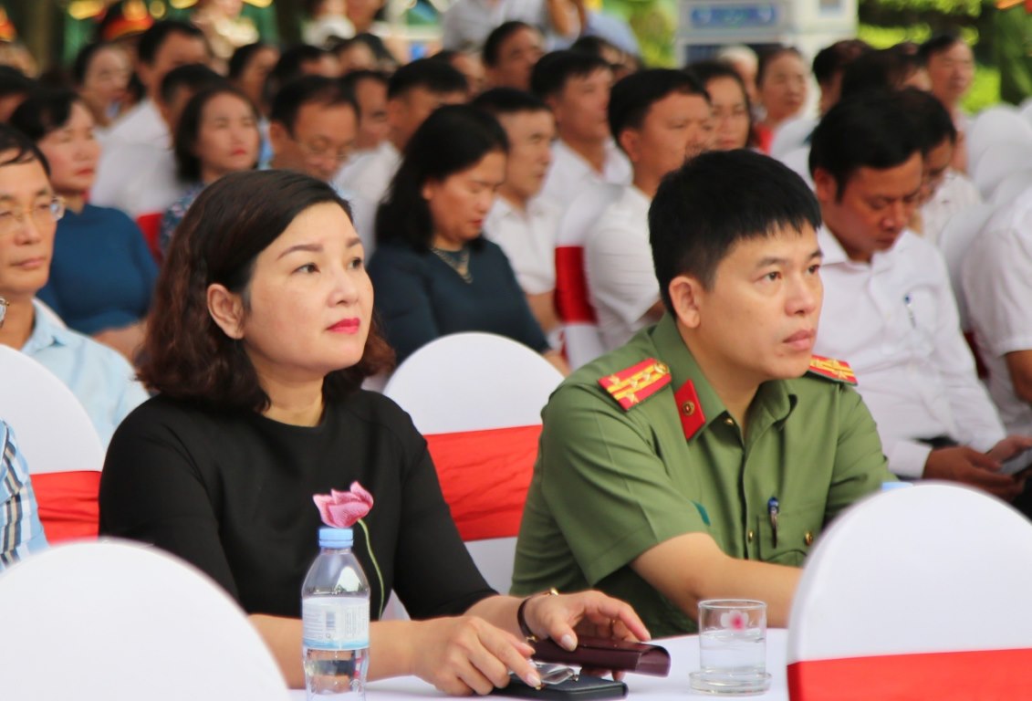 Đồng chí Đại tá Trần Hồng Quang, Phó Giám đốc Công an tỉnh và bà Nguyễn Thị Hồng Hoa, Giám đốc Sở Y tế (nguyên Bí thư huyện ủy Nam Đàn) tại buổi lễ