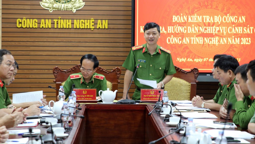 Đồng chí Đại tá Trần Ngọc Tuấn – Phó Giám đốc Công an Nghệ An báo cáo kết quả hoạt động của lực lượng CSCĐ Công an Nghệ An trong thời gian qua