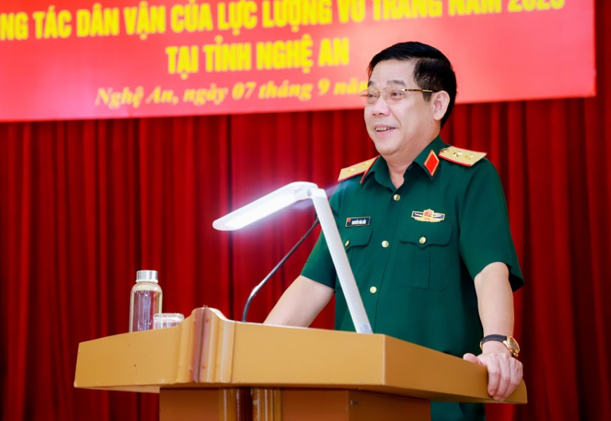 Đồng chí Trung tướng Nguyễn Văn Gấu - Ủy viên Ban Chấp hành Trung ương Đảng, Phó Chủ nhiệm Tổng cục Chính trị Quân đội nhân dân Việt Nam phát biểu kết luận