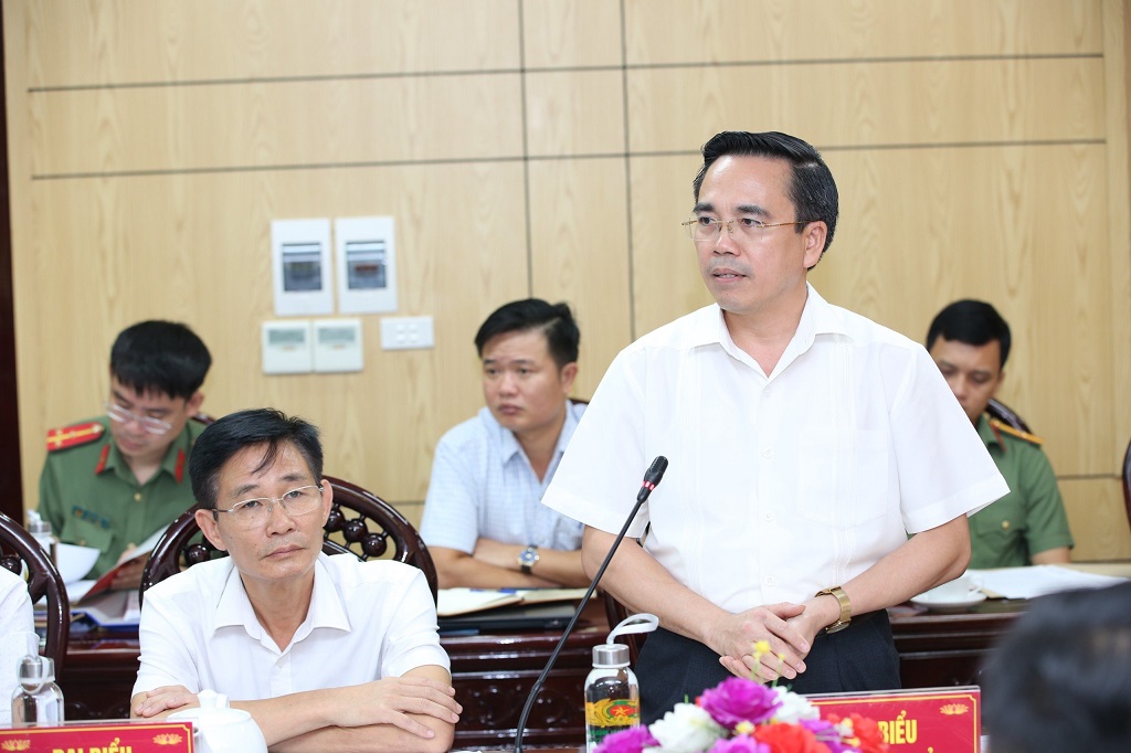 Đồng chí Lê Văn Ngọc - Phó Chủ tịch thường trực Uỷ ban Mặt trận Tổ quốc tỉnh phát biểu tại hội nghị