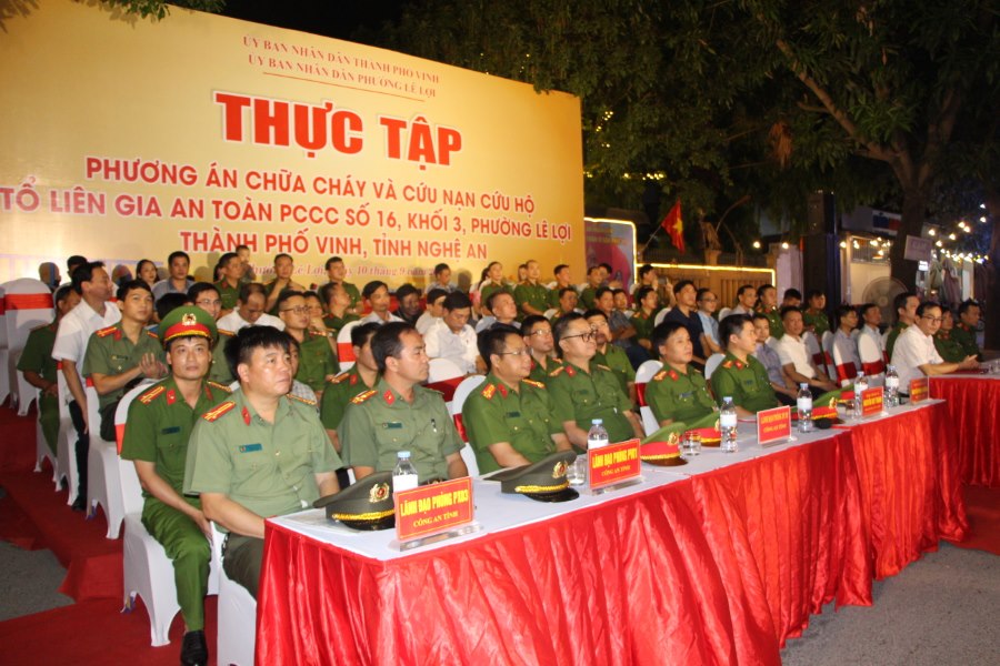 Tối ngày 109 đoàn công tác Bộ Công an đã tham gia buổi diễn tập phương án chữa cháy và cứu nạn, cứu hộ tại Tổ liên gia an toàn về PCCC tại phường Lê Lợi (TP Vinh).
