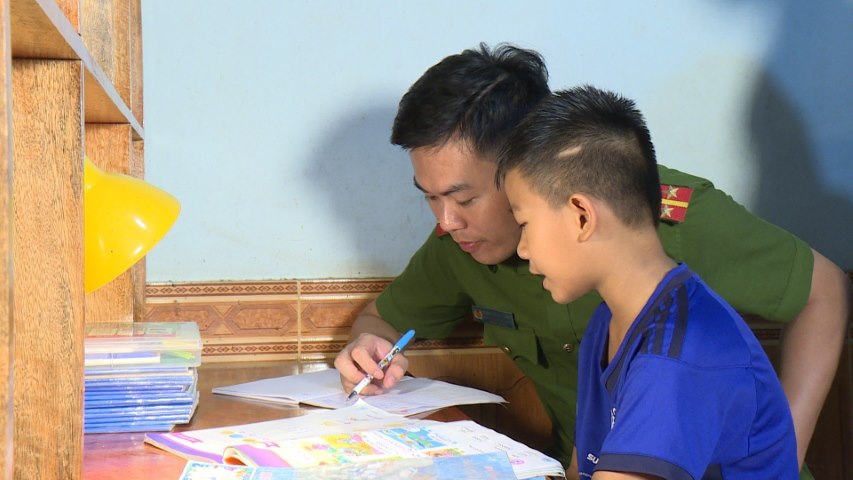Thượng uý Đường Minh Thông thường xuyên động viên, khích lệ tinh thần học tập của em Nguyễn Văn Đức Chương