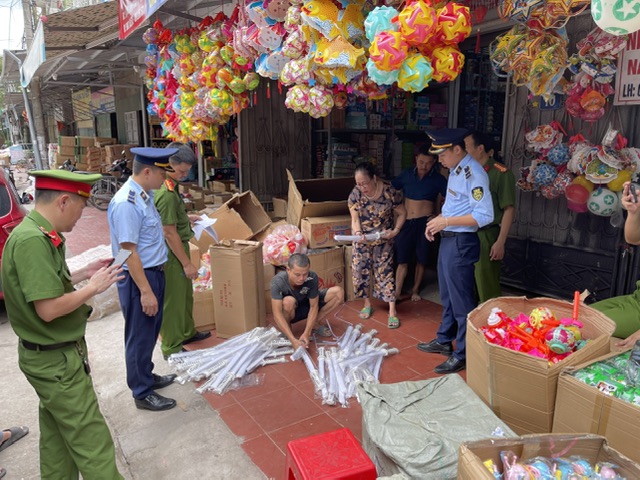 Phòng Cảnh sát kinh tế Công an tỉnh và Cục Quản lý thị trường phát hiện, thu giữ hơn 200 đồ chơi nguy hiểm, bạo lực và bánh kẹo không rõ nguồn gốc xuất xứ tại cơ sở kinh doanh Nguyễn Thị Thúy