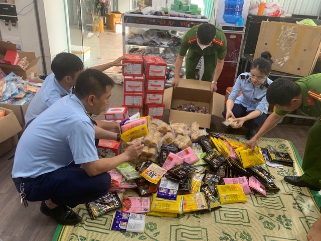 Lực lượng chức năng thu giữ bánh kẹo không rõ nguồn gốc xuất xứ tại cơ sở kinh doanh Mai Tuấn