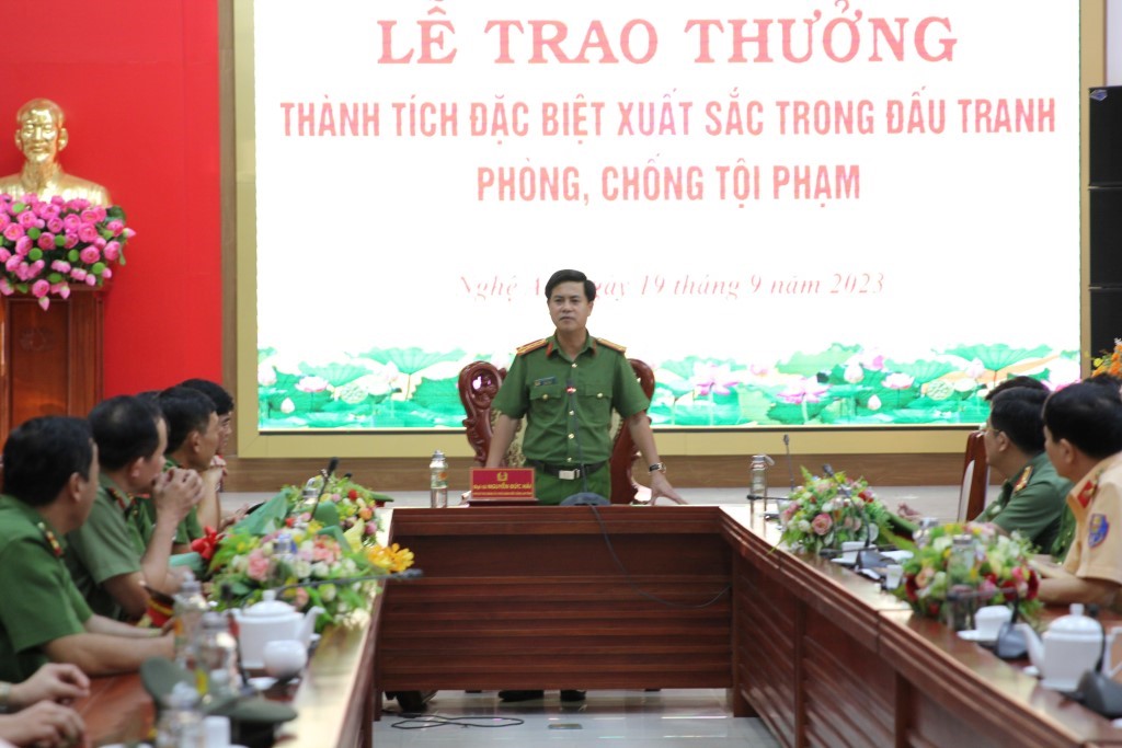 Đồng chí Đại tá Nguyễn Đức Hải - Phó Giám đốc, Thủ trưởng Cơ quan Cảnh sát điều tra Công an tỉnh biểu dương thành tích xuất sắc của các Ban chuyên án