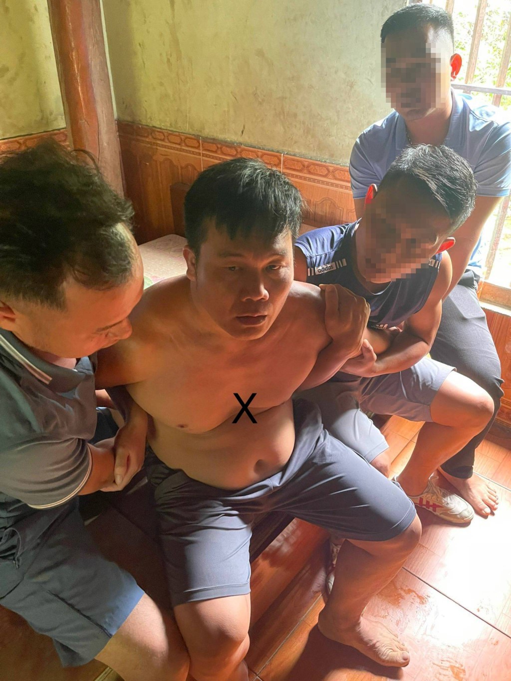 Lực lượng chức năng bắt giữ đối tượng Lương Văn Hưng (X)
